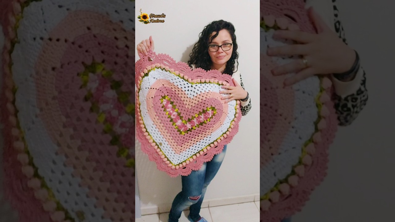 TAPETE DE CROCH&Ecirc; ESPIRAL CORA&Ccedil;&Atilde;O ALICE NAS CORES ROSA CH&Aacute;,SALMAO E BRANCO COMBINA&Ccedil;&Atilde;O DE MILH&Otilde;ES