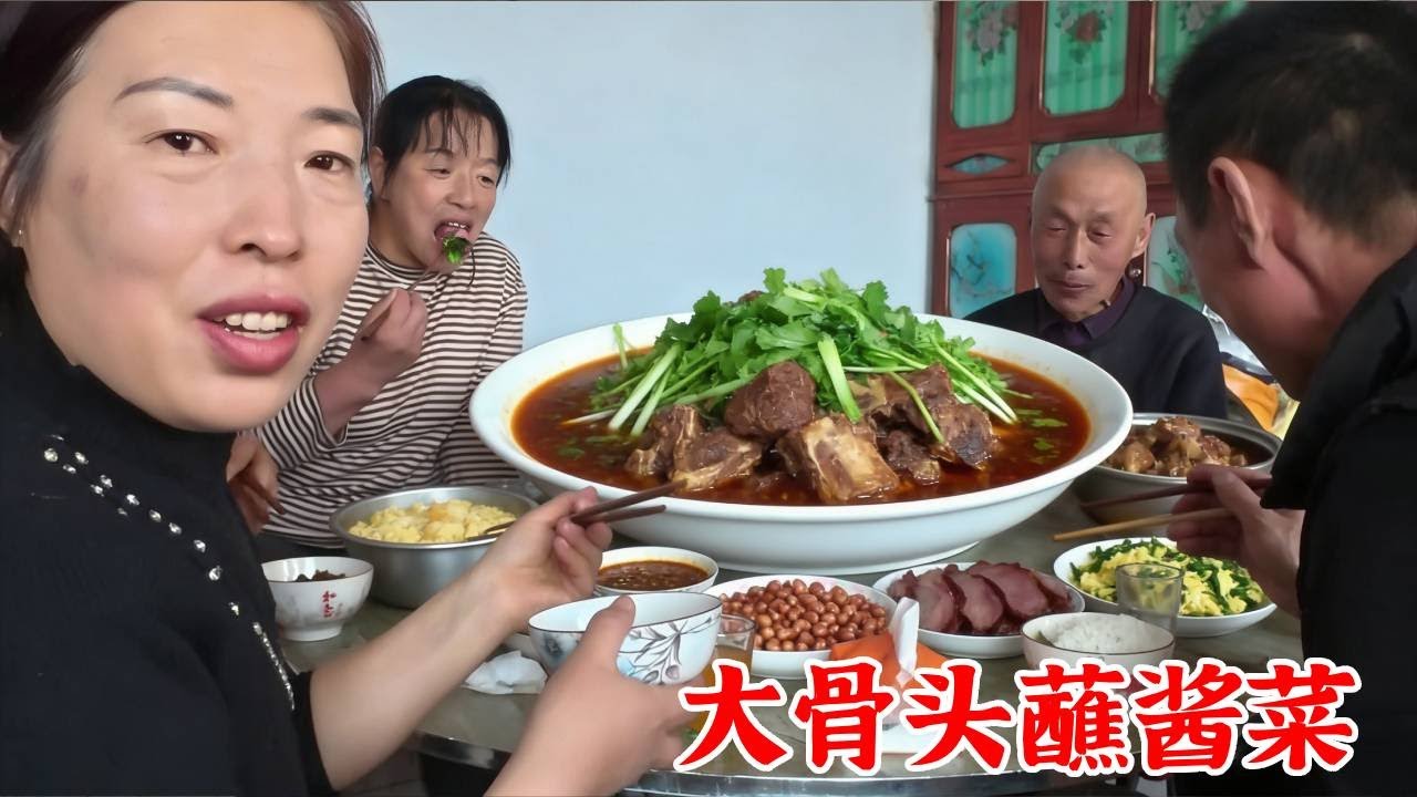 大米磨完了拉家放库里，酱大骨头整点蘸酱菜，边吃边聊唠唠嗑【农人娟子姐】