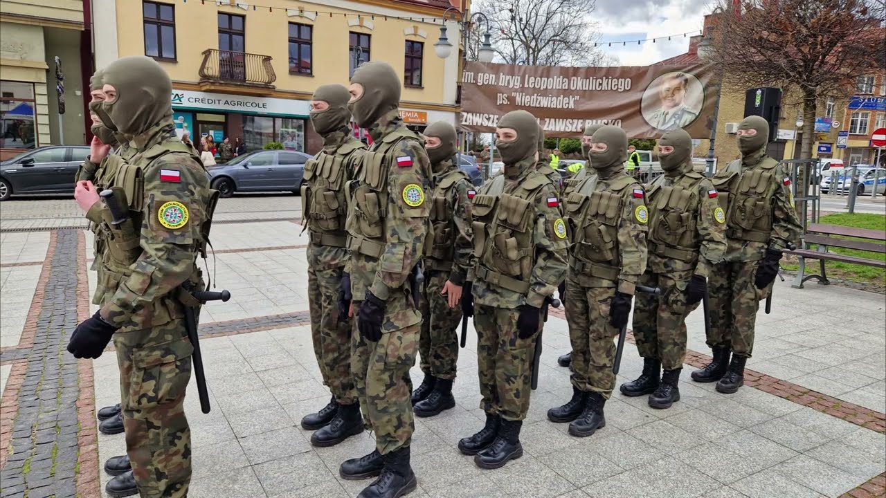 Pokaz samoobrony z wykorzystaniem pałki TONFA w wykonaniu kadetów z klasy IB OPW LO w Trzebini