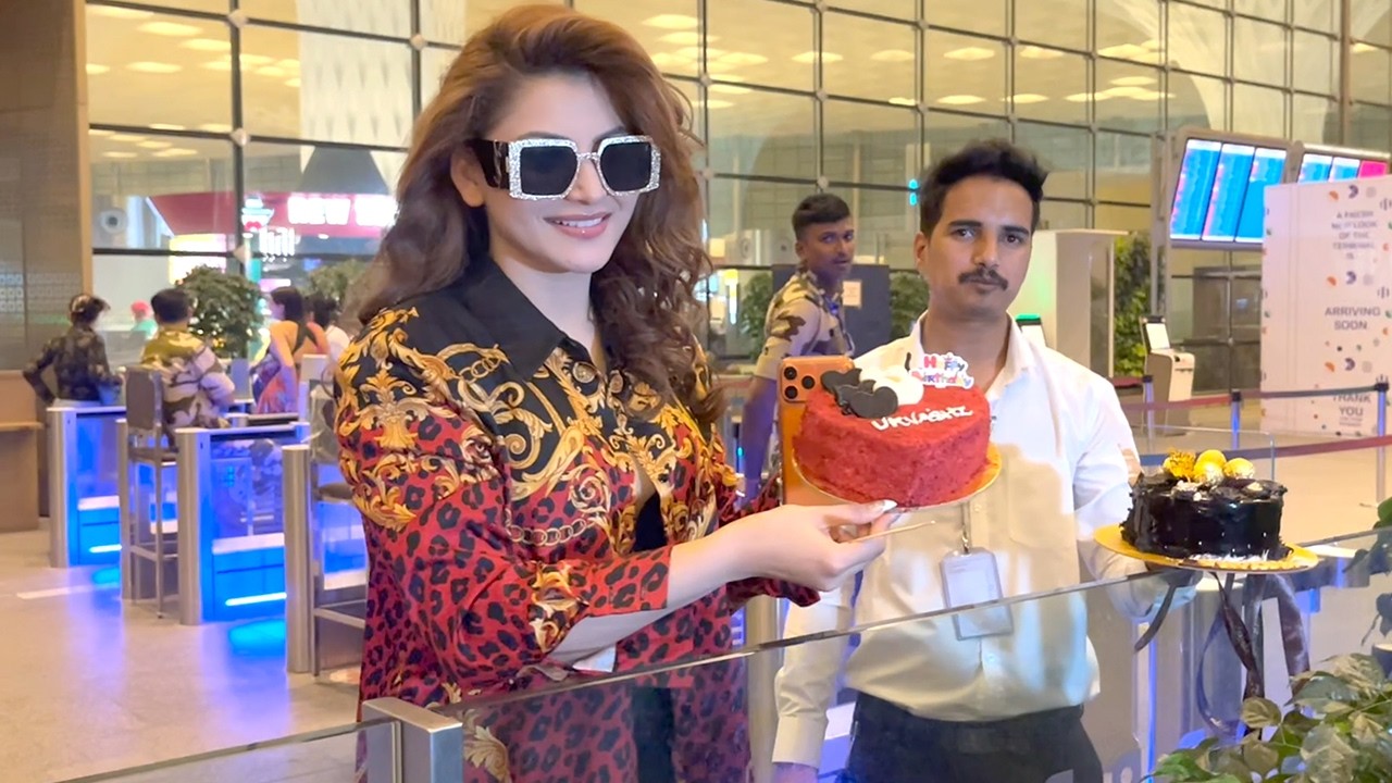 Urvashi Rautela Celebrate Her Birthday With Paparazzi At Mumbai Airport