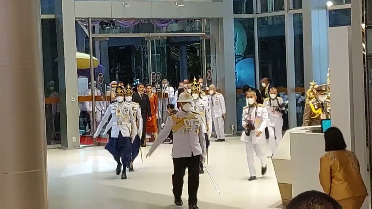 His Majesty the King of Thailand Rama X and his most elegant wife the Queen arrive in Siam Center.🇹🇭