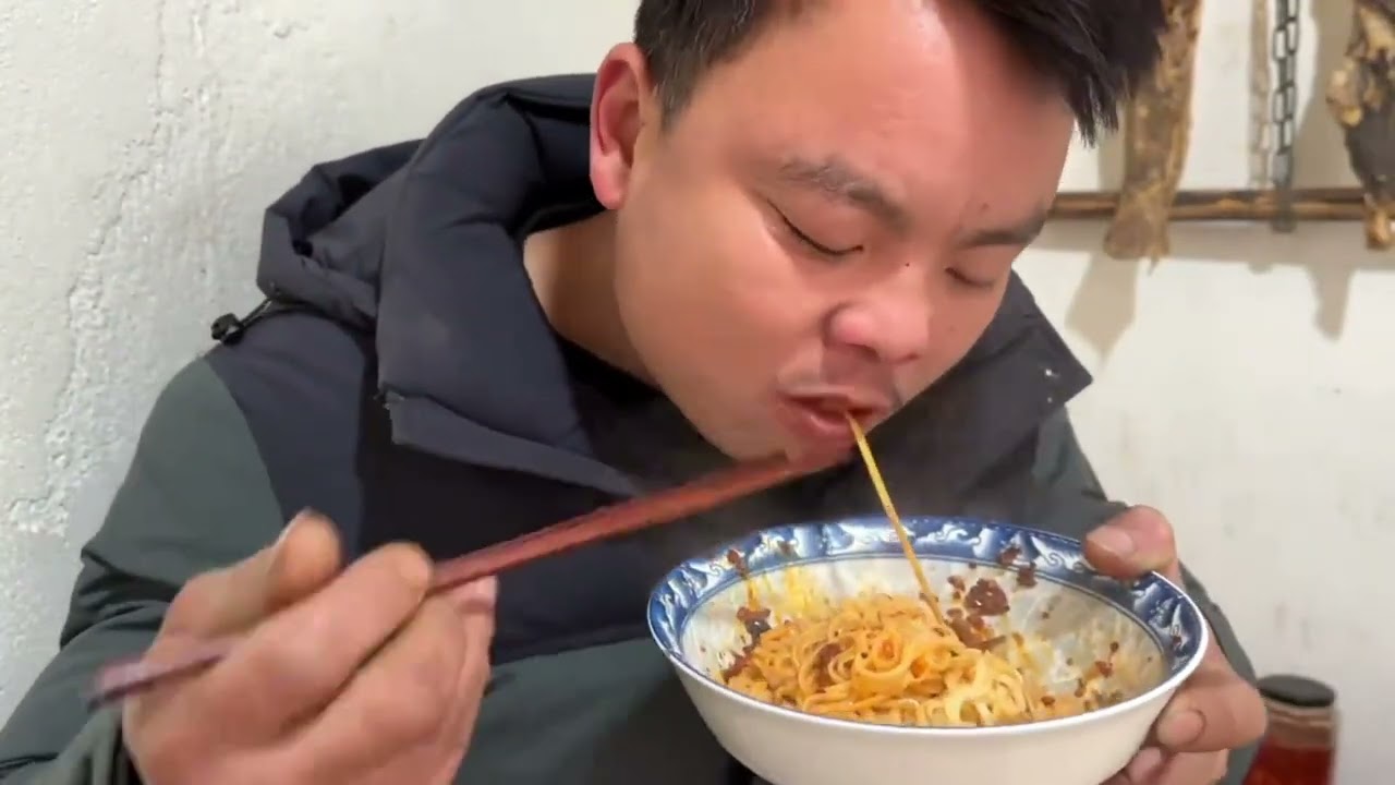 老公的爱犬最近没肉肉吃了，煮面也被嫌弃。气的拿自己媳妇出气！