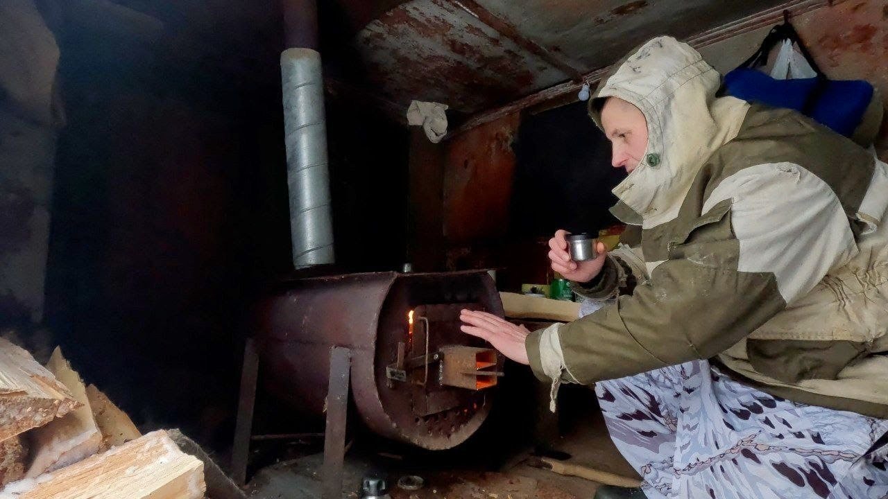 ЖАРЮ МЯСО В ЖЕЛЕЗНОЙ ИЗБЕ. ДОБЫЛ СРАЗУ ЗВЕРЯ И ПТИЦУ. ОХОТА В ТАЙГЕ ЗИМОЙ.