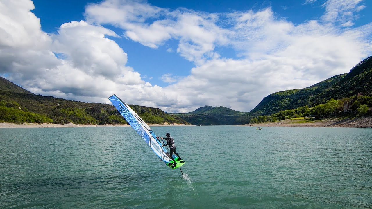 Lightwind freerace windfoiling in lake paradise