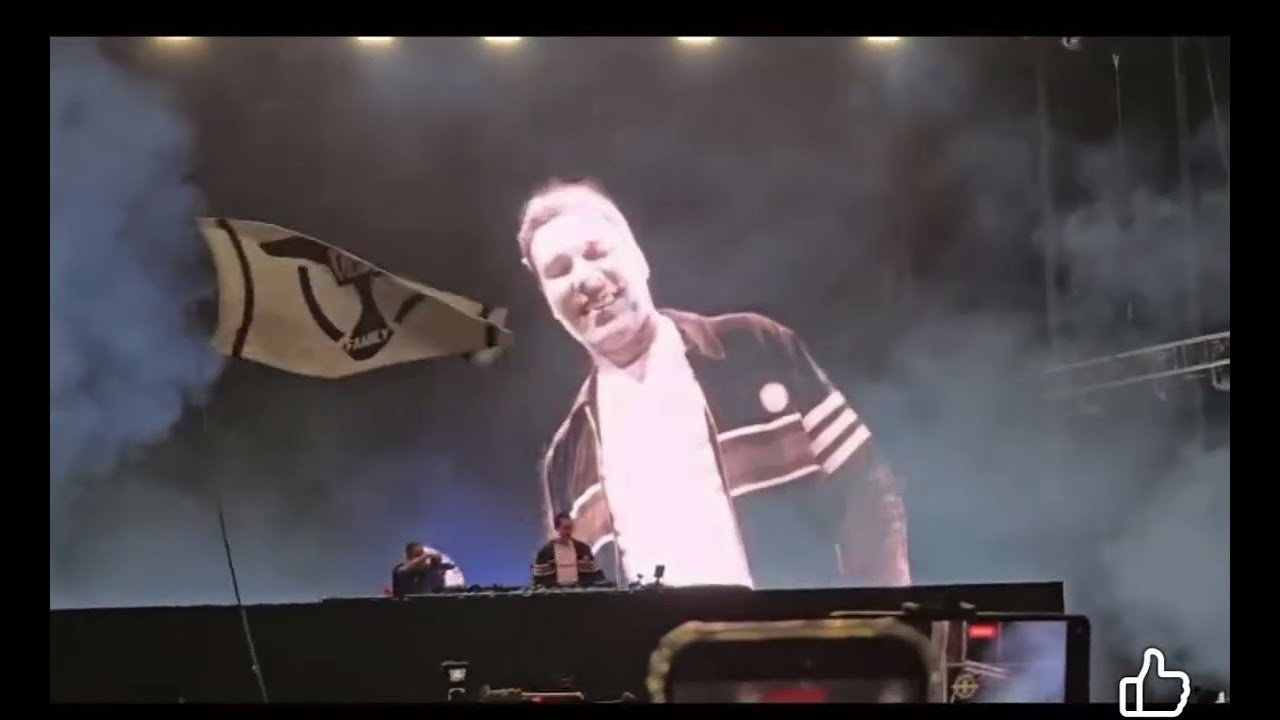 Tiësto  Feria Leon 2026 - Our Flag In Crowd 