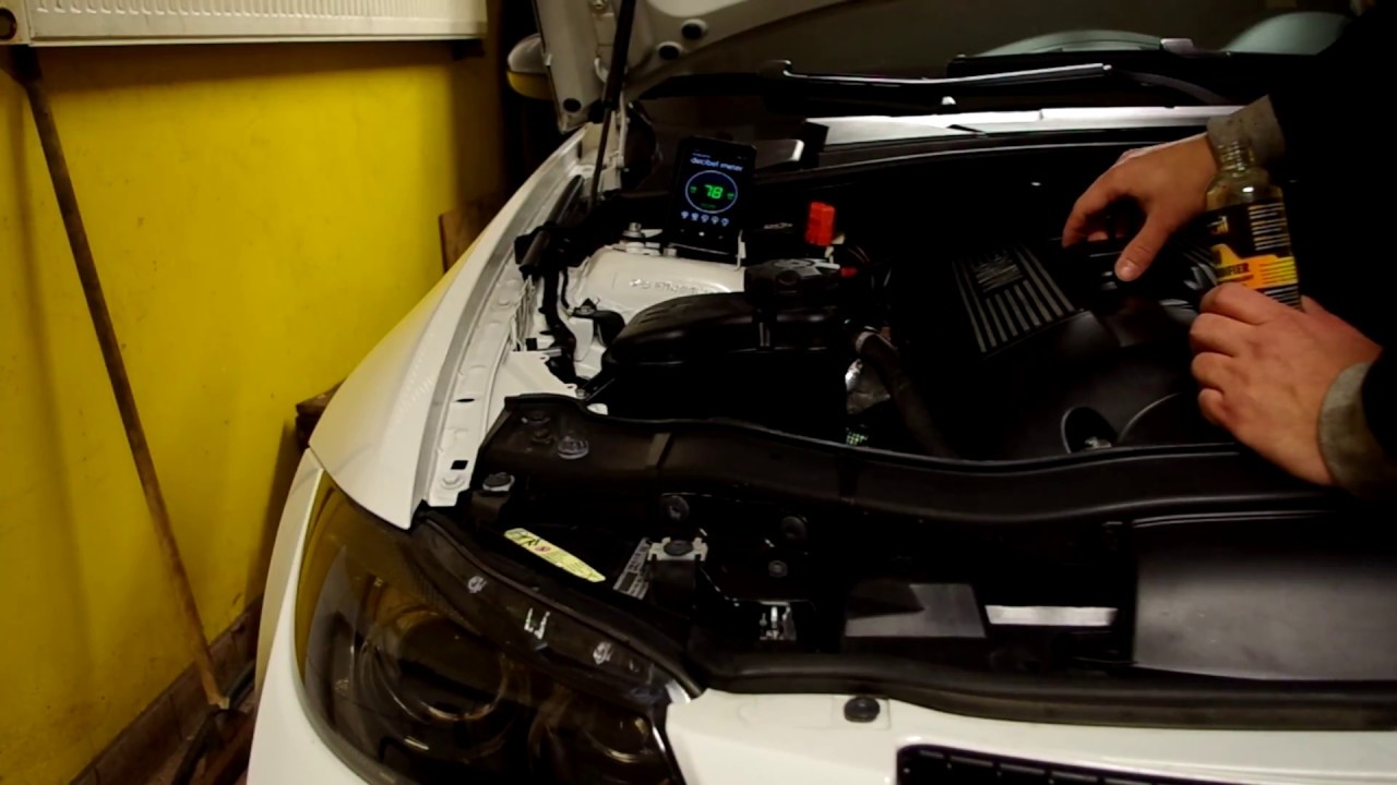 Archoil AR 9100 Test, pouring fluid to running engine.