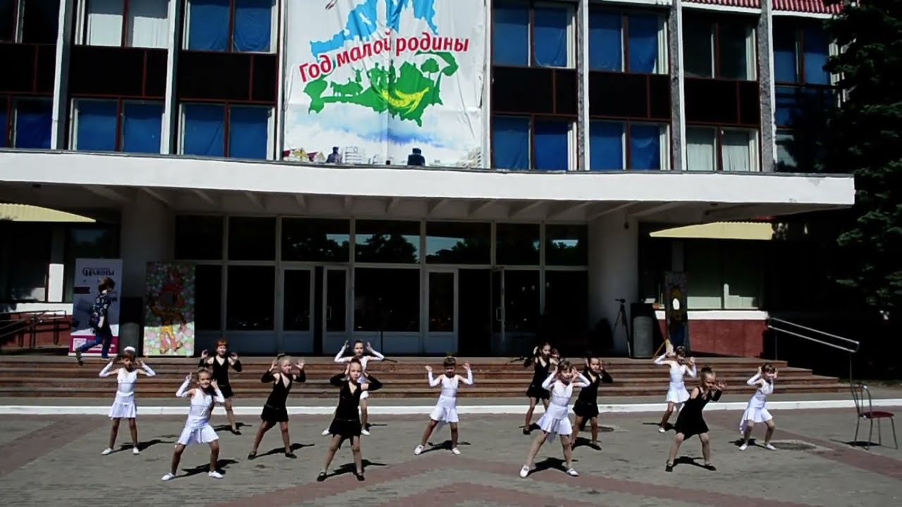Малышки классно танцуют Старый рояль