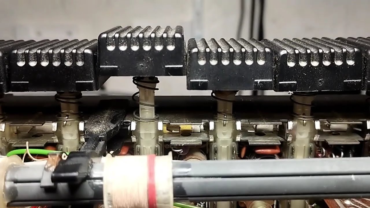 Come estrarre gli stantuffi di gamma dalla Grundig Satellit 3000 (e 3400)