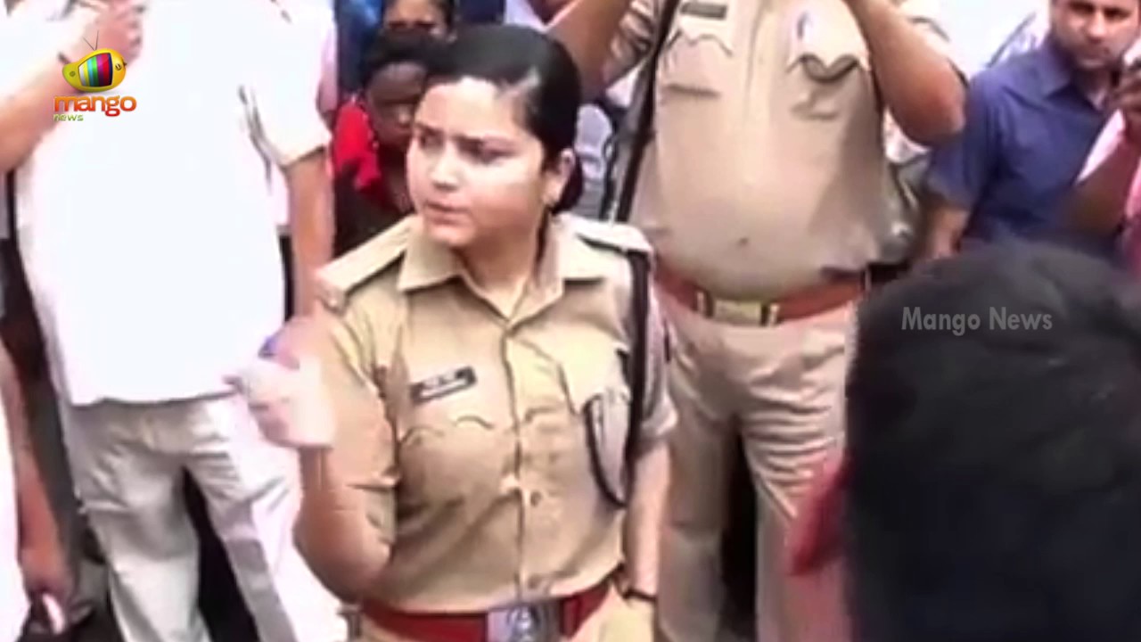 Lady Police Officer slams On BJP Activists Over False Allegations On Police | Mango News