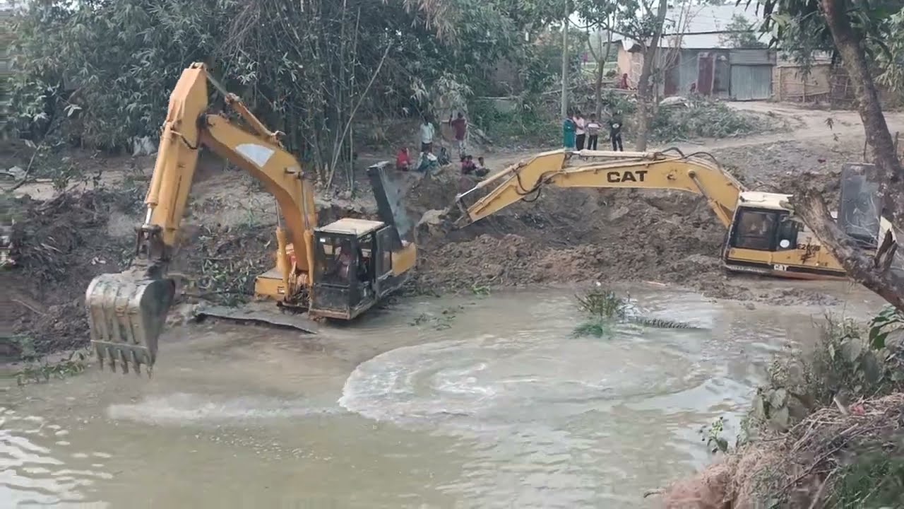 New 26 JCB 205 Excavator Dig Big Well Loading Mud in Eicher 2095 Truck and Case 770EX Backhoe Loader