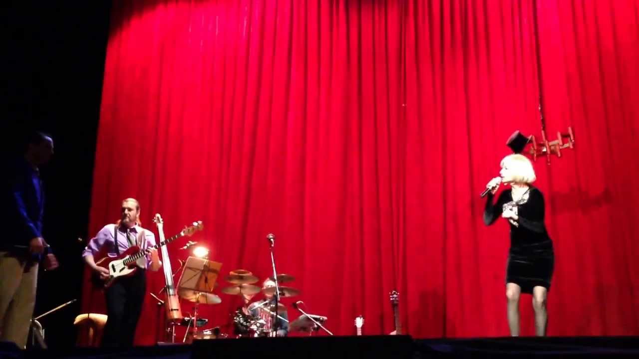 Asier Etxeandia y Najwa Nimri, versionan 'Candy' de Iggy Pop.