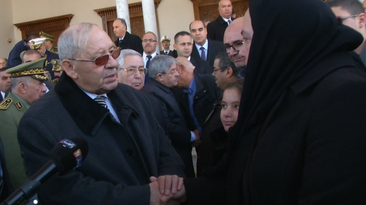 الفريق قايد صالح، أويحيى، بن صالح وكبار المسؤولين يقدمون التعازي لعائلة الراحل عبد المالك قنايزية
