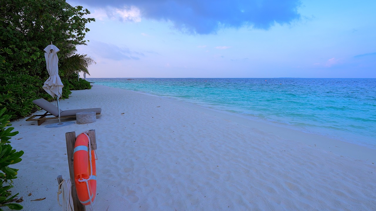 🏝 Ocean Sounds For Deep Sleeping With Rolling Waves. Maldives Beach & Gentle Ocean Waves 4K