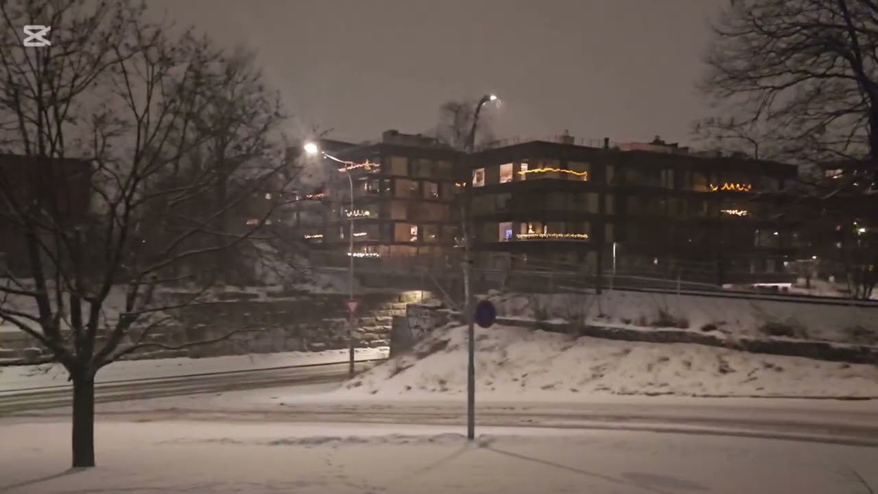 A view of snow falling in the Kampen area and its surroundings at night.