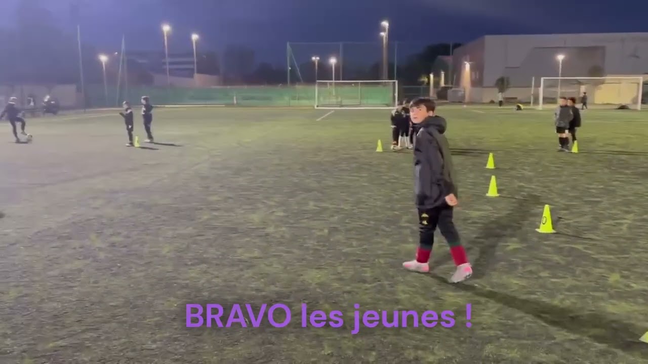 Les U10 du FCM à l’œuvre sous l'oeil avisé de leurs éducateurs Francis et Yanis