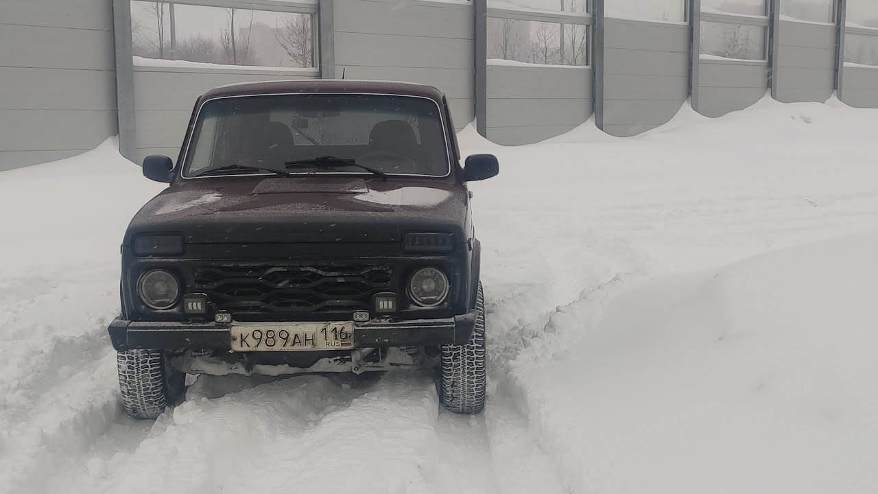 Снежный шок): всех сдуло с парковки. Нива как всегда выручает!