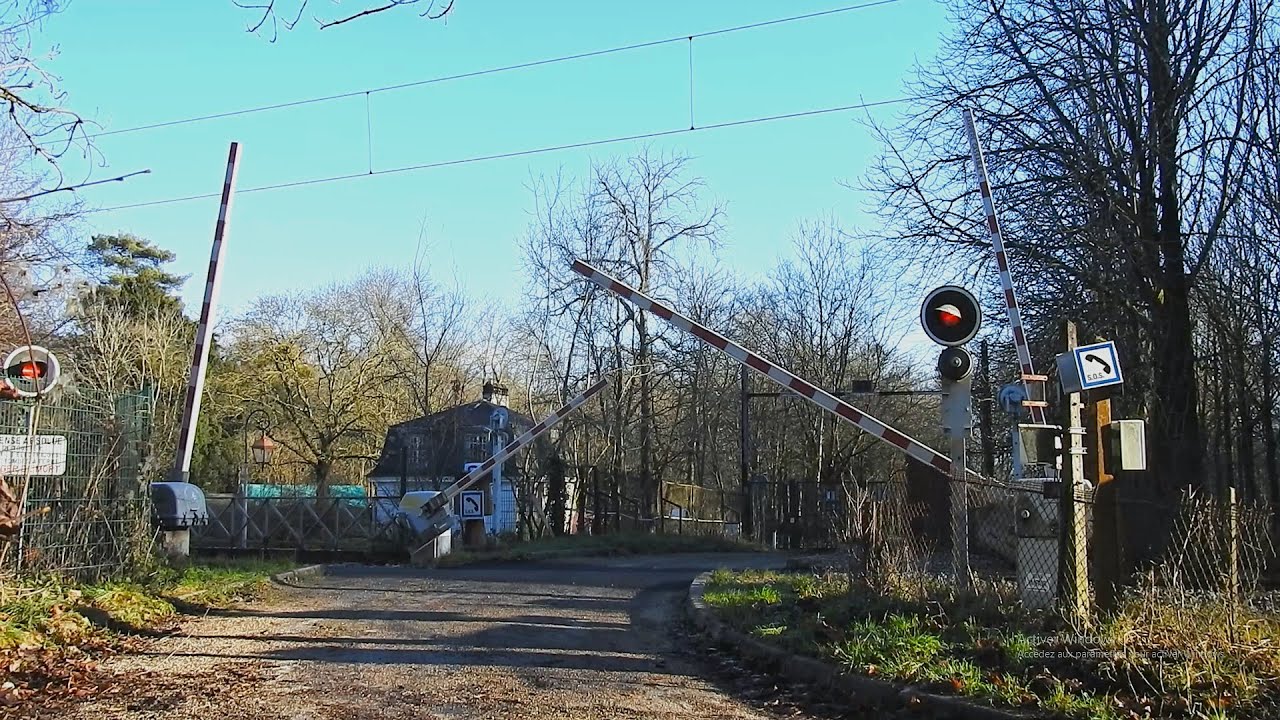 Le vieux passage à niveau du Park de Saint Cloud ligne L transilien