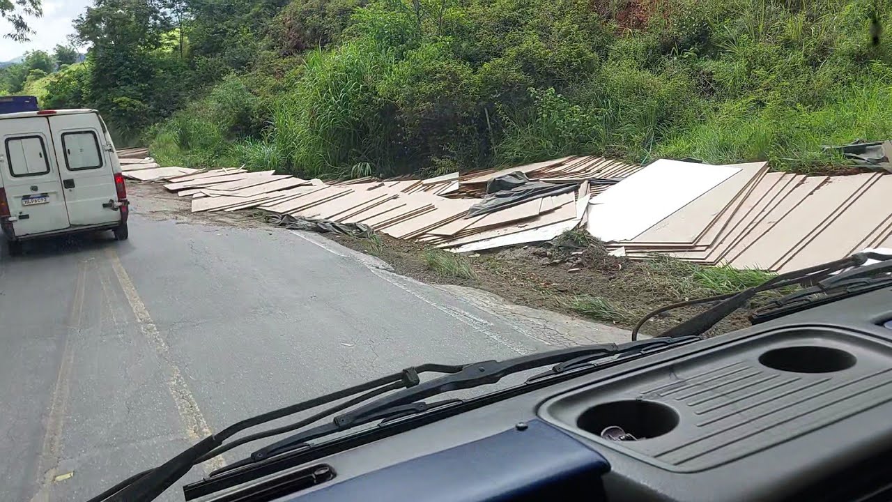 Duas carretas tombadas