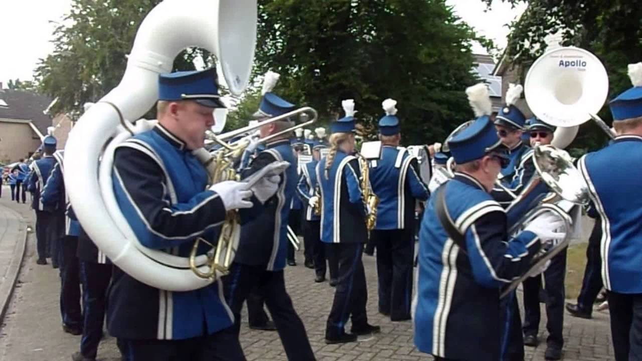 Apollo Goor tussen de wagens in Markelo - Dorpsfeest Markelo - 2016