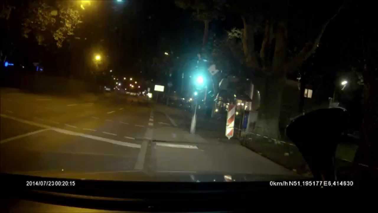 Eine Autofahrt durch Mönchengladbach bei nacht