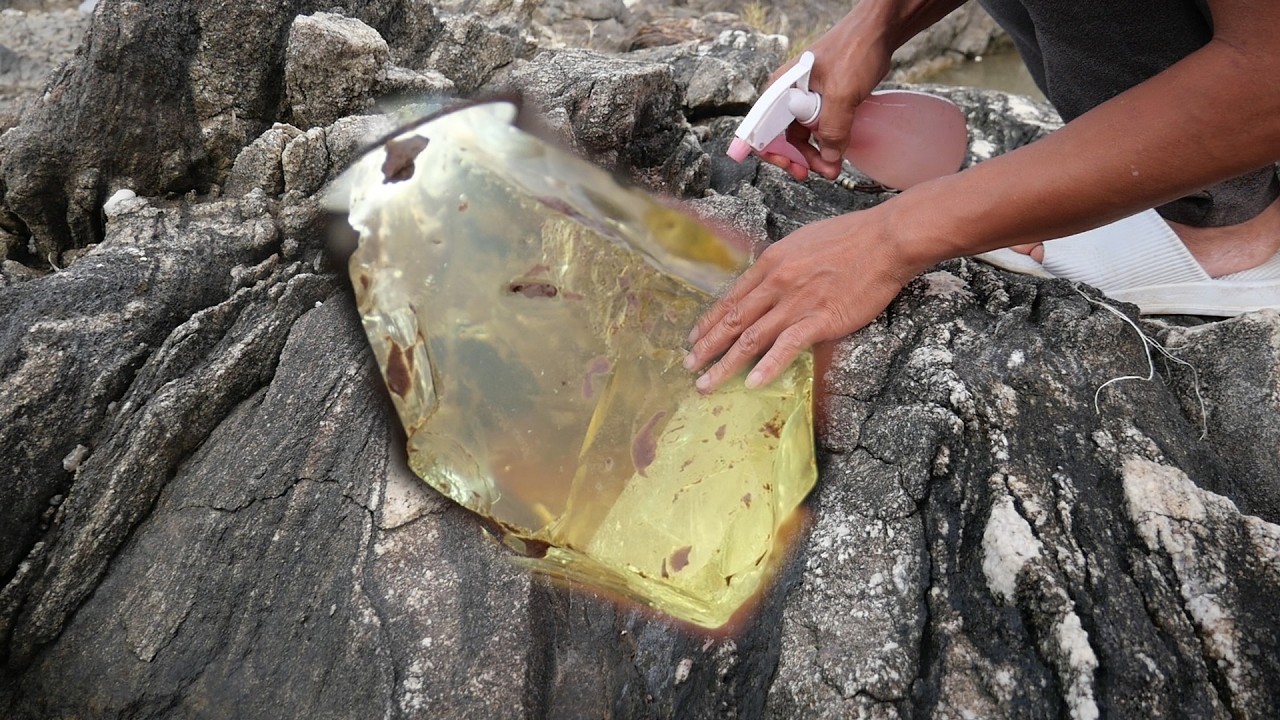 The beautiful girl abandoned the mine and fled, discovering a very rare crystal gem.