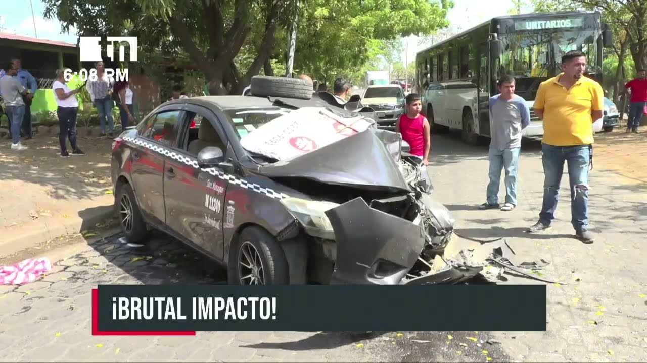 Al estilo de carros chocones: Busero y taxista protagonizan fuerte accidente