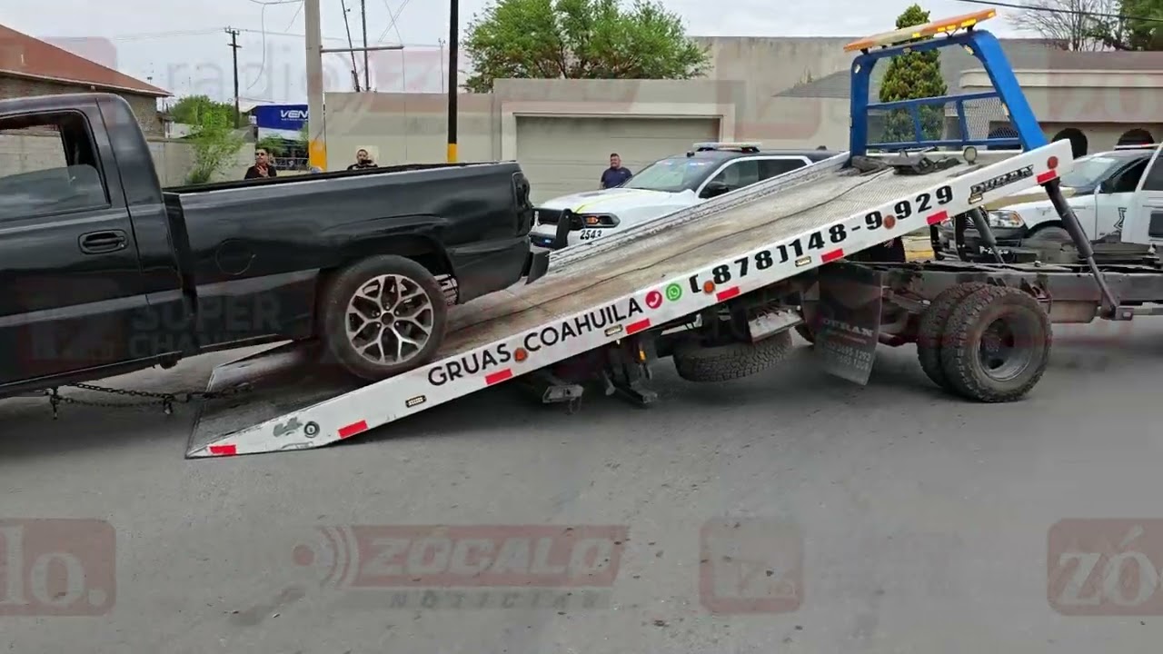 Pelea vial termina en persecuci&oacute;n, auto dentro de domicilio, un lesionado y 2 detenidos
