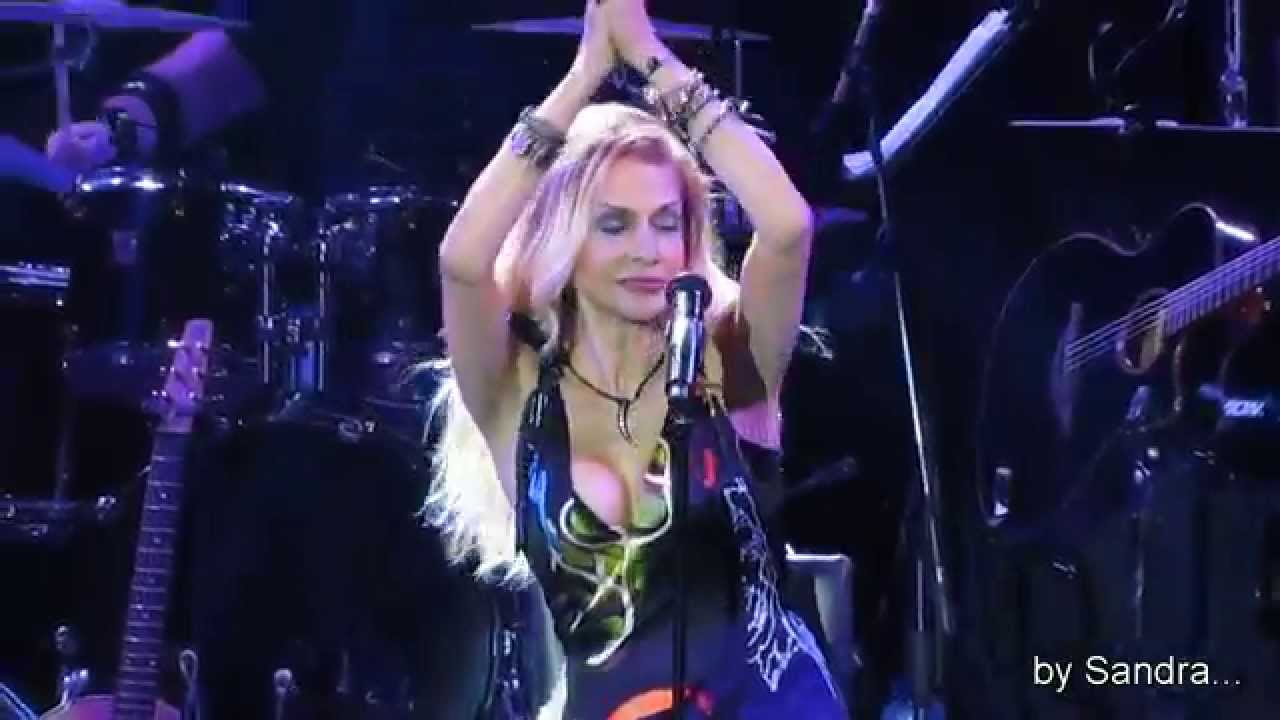 Anna Vissi - I Epomeni Kinisi Live !