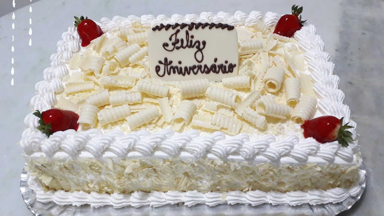Bolo Confeitado - Mousse de Chocolate Branco com Morangos