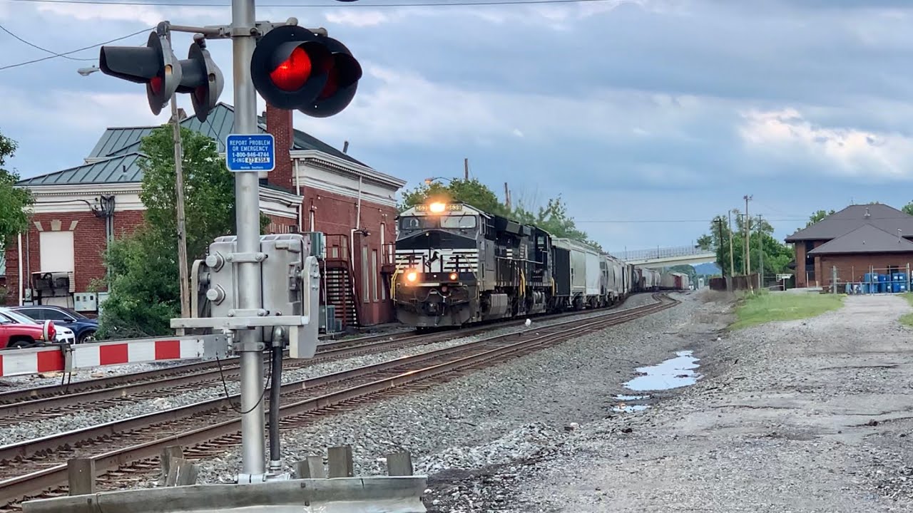 Big Trains Booking With DPUs In Ironton, Ohio!  Radar Check, Engineer Waving, Barge Turning Around