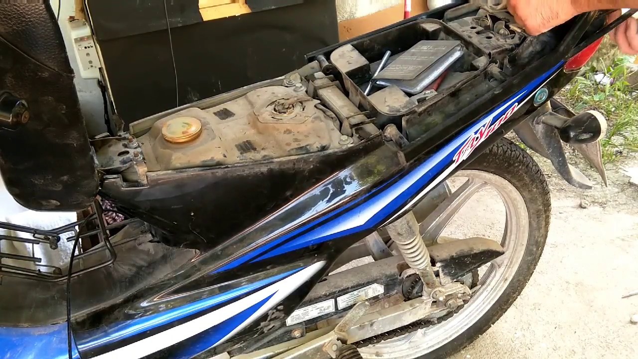 Anahtarı kaybolan motosikletin koltuk kilidini değiştirmek, motosikletin koltuk kilidini açmak