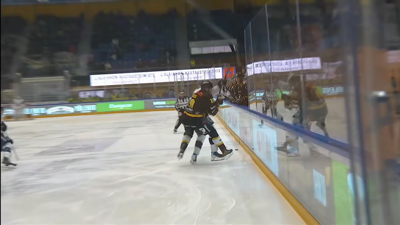 Tommi Tikka ajetaan upeasti aivan pystyyn ja j&auml;&auml; ker&auml;ilem&auml;&auml;n | Tuomas Salmela hy&ouml;kk&auml;&auml; vastustajaan