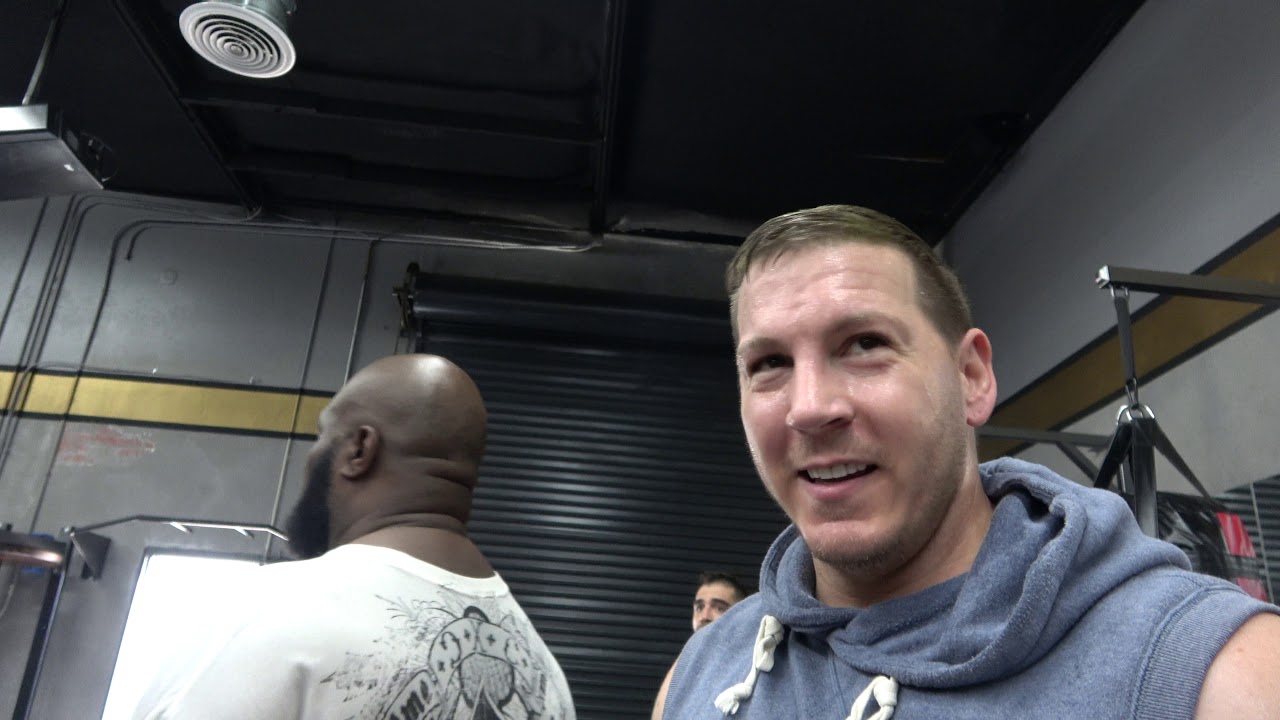 Джеймс Тони рассказывает, как работает вращение плечом (EsNews Boxing)