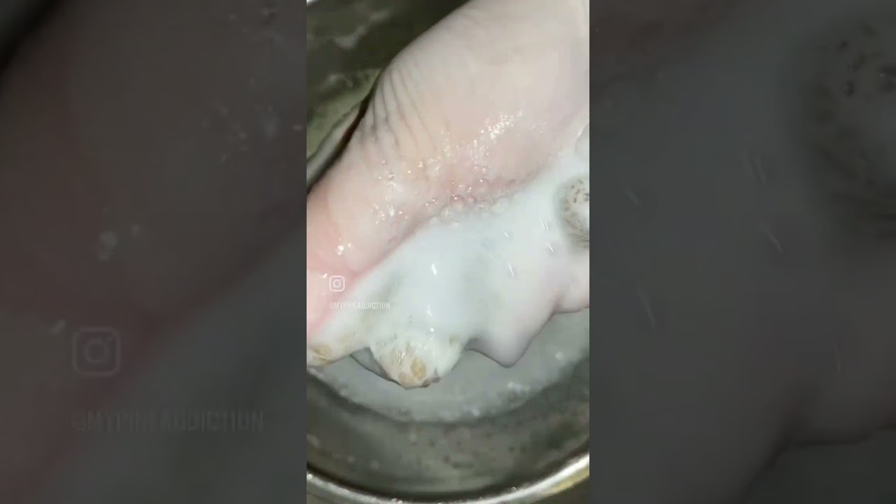 Thick bleach sudsing🧽 #thickbleach #bleach #asmr #asmrsponges #asmrsqueeze #asmrsqueezing