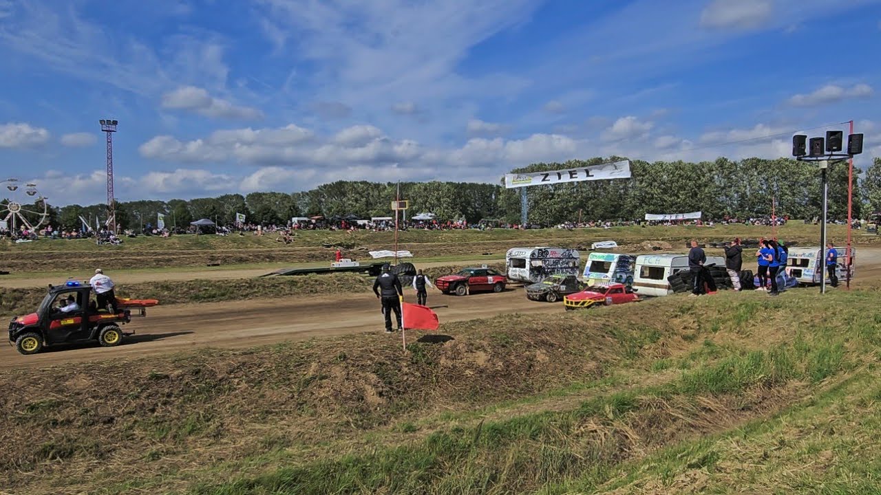 Wohnwagenvernichtungsrennen Juni 2024 stockcar Rennen Grimmen Hexenkessel