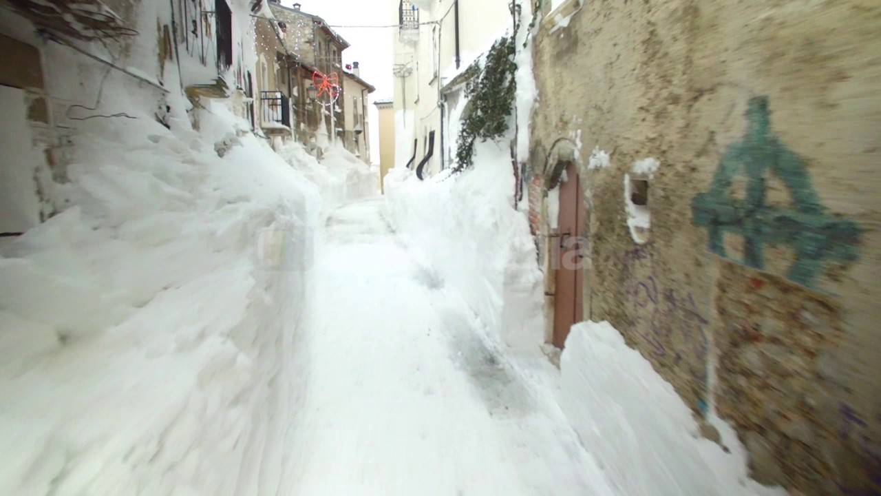 Passeggiata con il drone nei vicoli del centro storico di Ovindoli