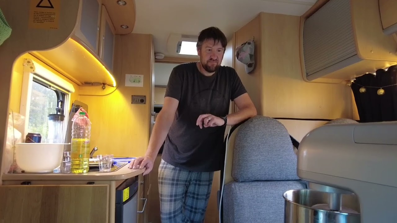 Mariefreds camping Hasse gör pizza från grunden.