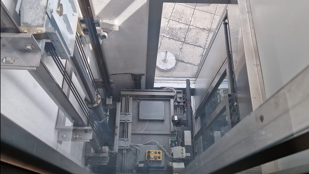 Sehr spezieller Kone Stella Hydraulik Aufzug (Very special Kone Stella hydraulic lift)