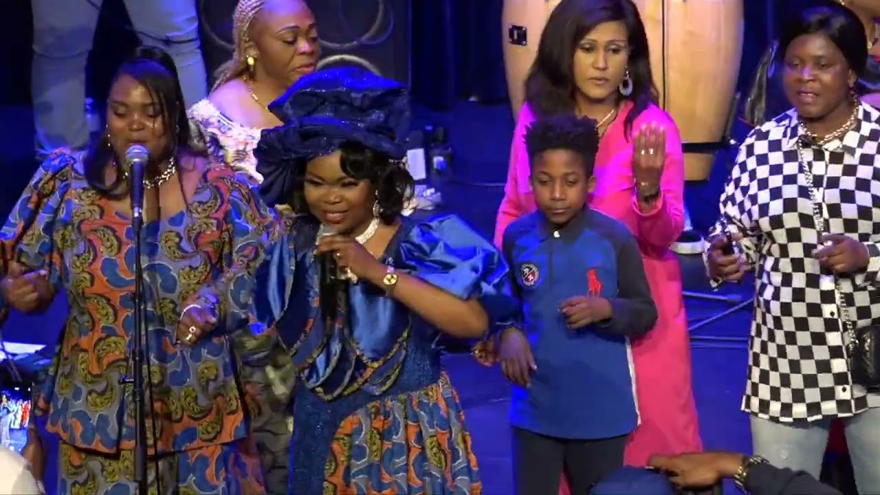Não Me abandona (version Concert Live)  -  Maman Adeline Massikila Luyinduladio