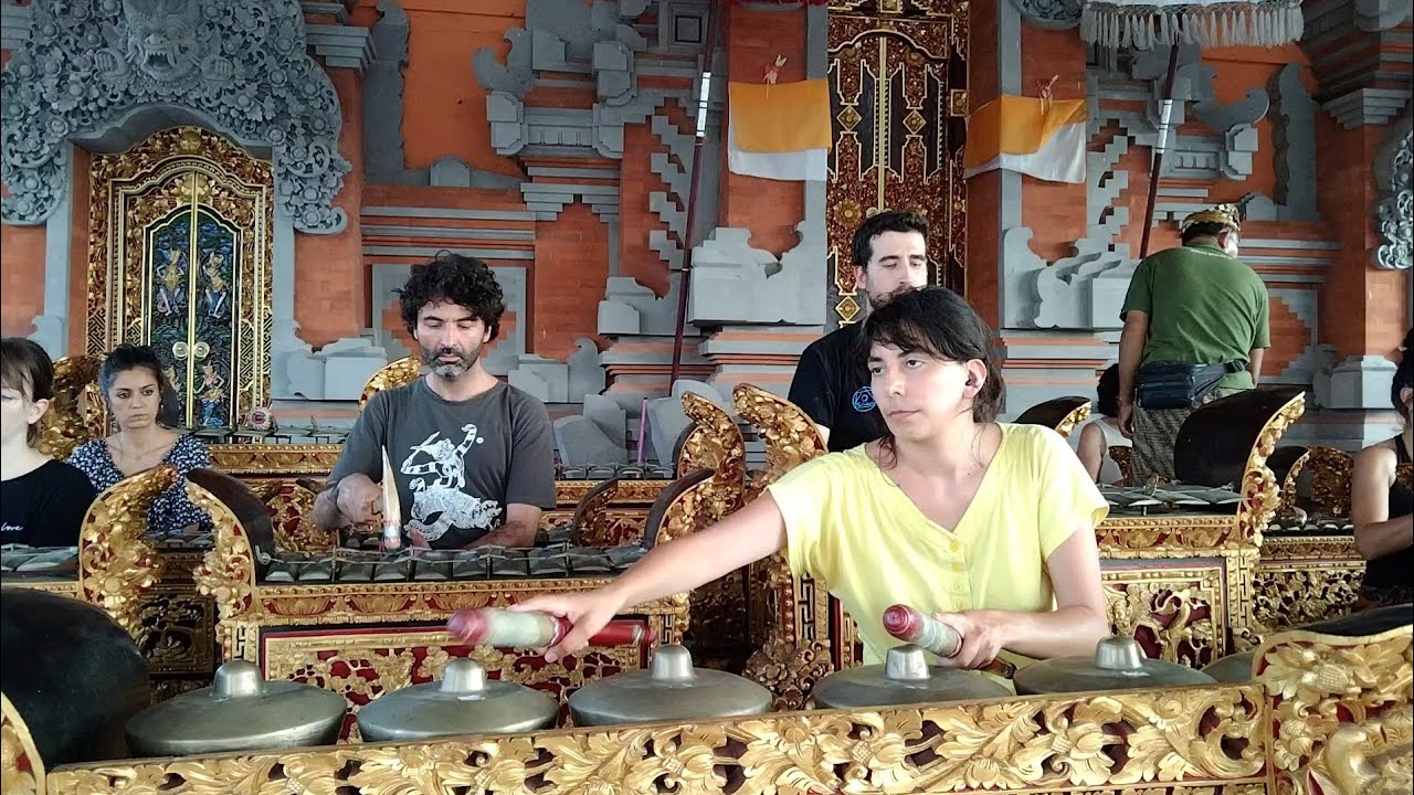 Seperti negri di Prancis bule-bule megambel di desa pinda Saba blahbatuh