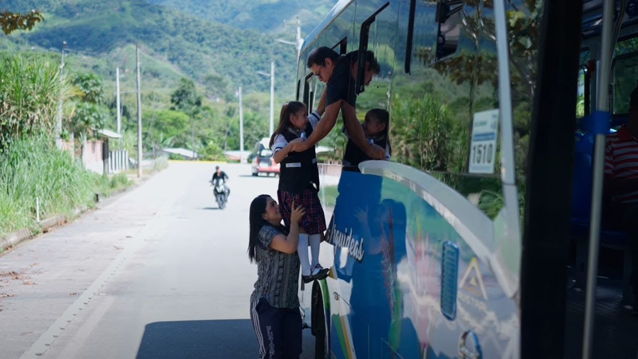 Madre junto a su hija escapan de este hombre maltratador, para ir en busca de su padre y pasó esto