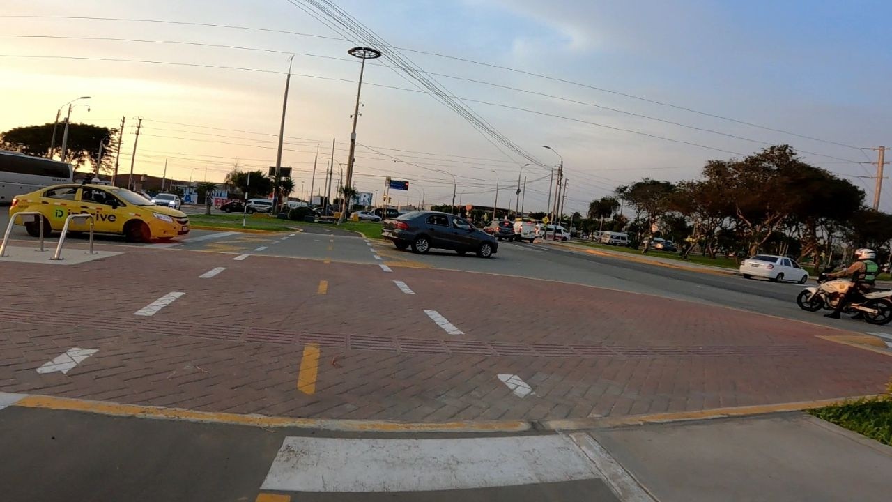 Av. Perú, Bertello hasta Oquendo.