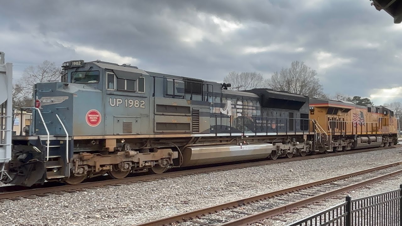 End of the year catches and Chasing MNLHP with UP 1982 trailing 