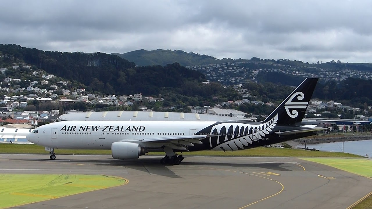 Air New Zealand Boeing 777-219(ER) departs Wellington - ZK OKA