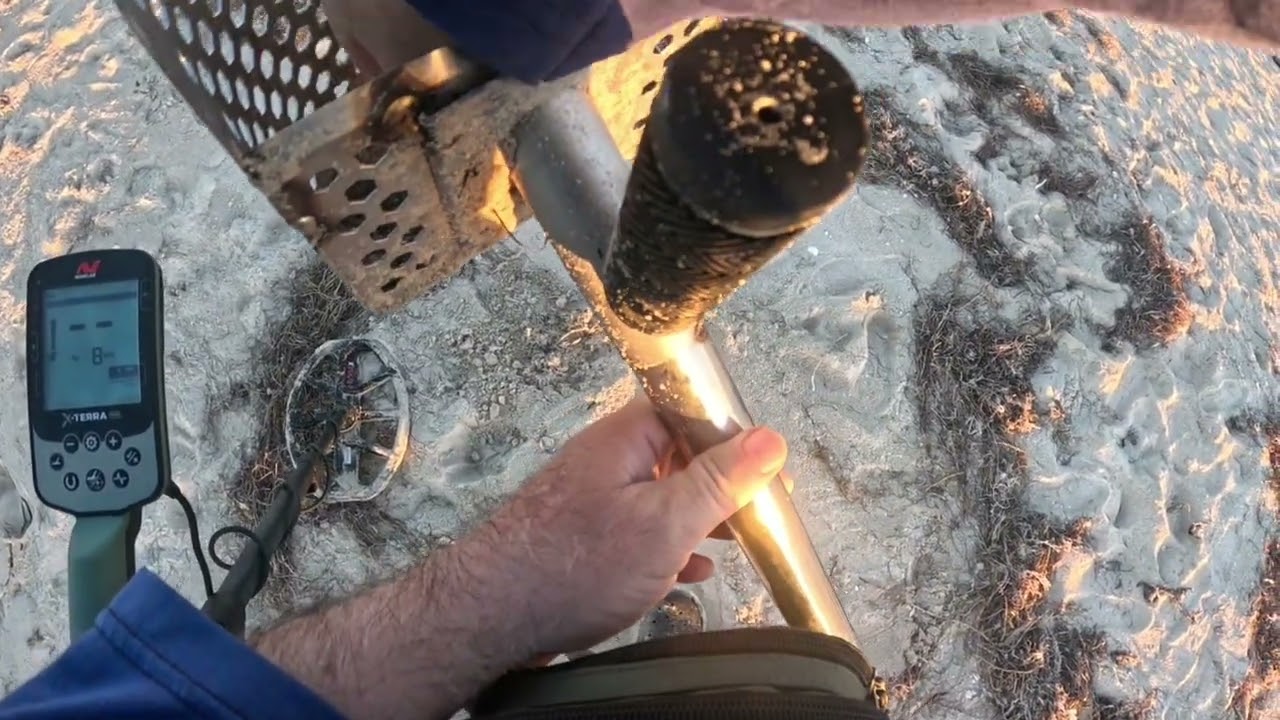 Encuentro varios anillos, cadena de oro en playa