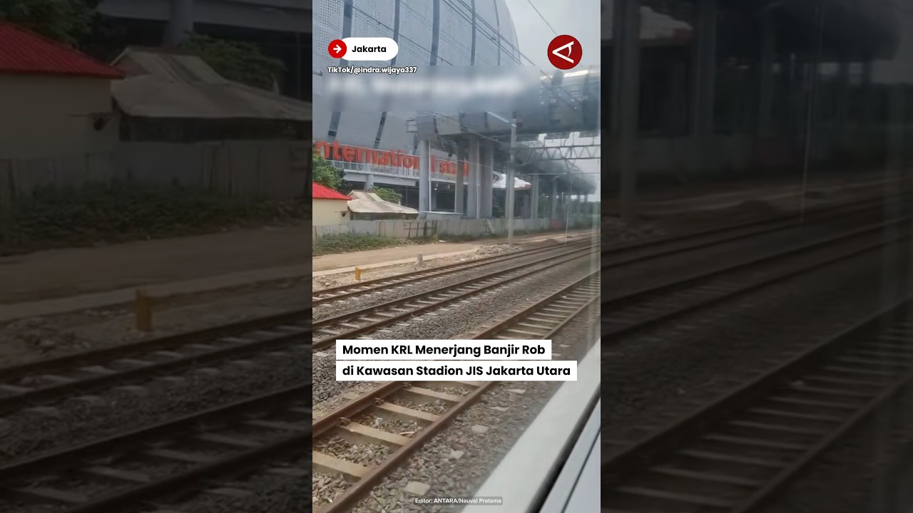 Momen KRL Menerjang Banjir Rob di Kawasan Stadion JIS Jakarta Utara