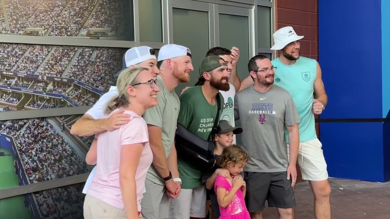 Dude Perfect Takes Photos With Fans #dudeperfect #TylerToney #GarrettHilbert #CodyJones #CoryCotton