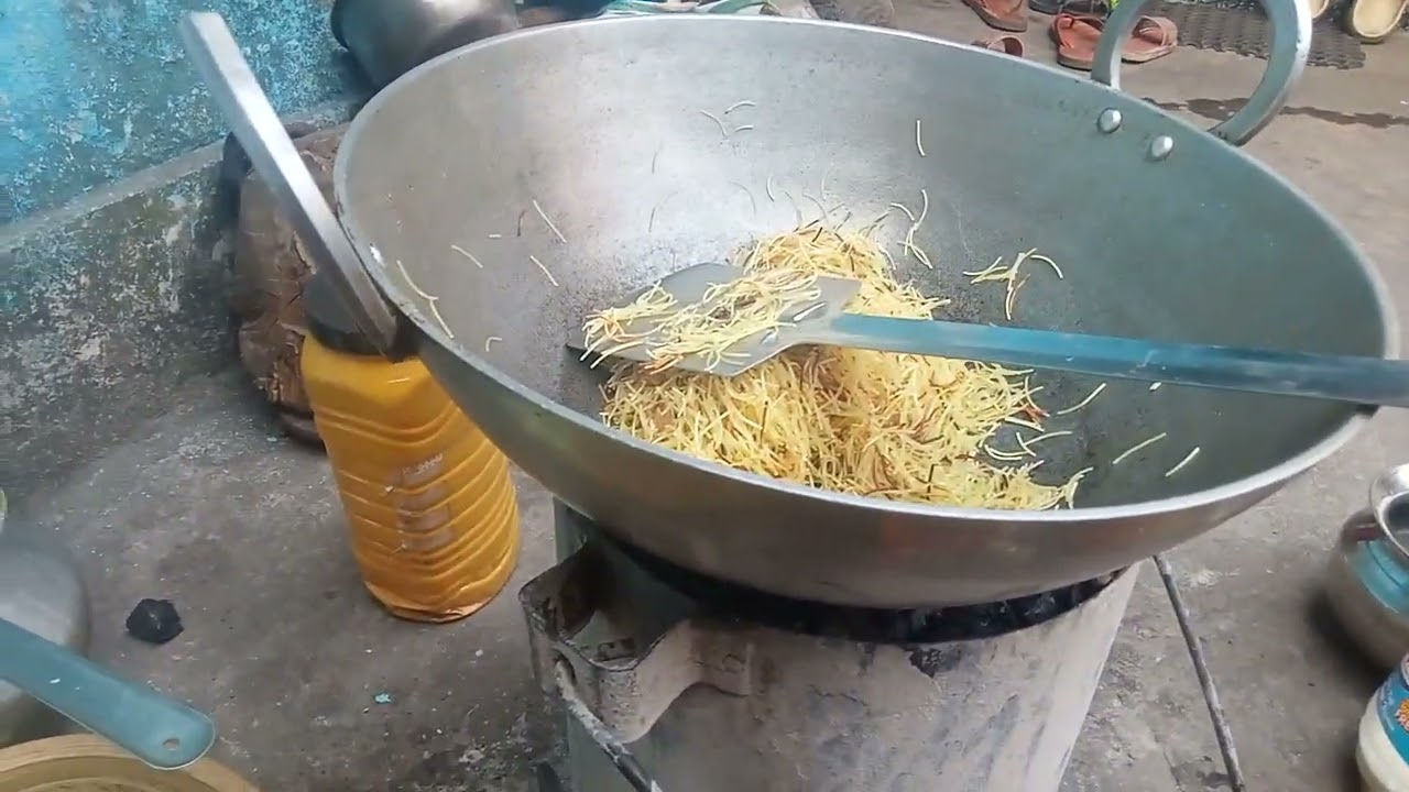 अपनी बच्चियों के लिए लंच बनाते हुए अपने घर में यूट्यूब शॉर्ट वीडियो
