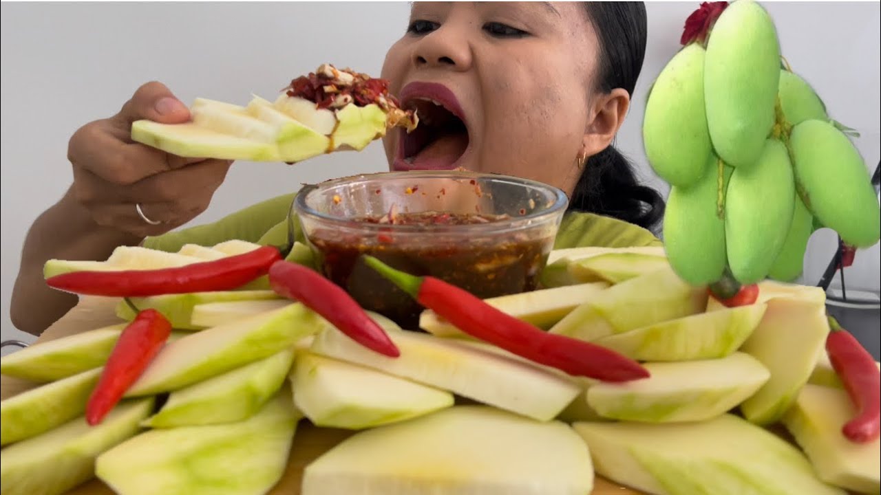 ASMR SOUR GIANT MANGO WITH SUPER SPICY SAUCE( MANGGANG MUKBANG)