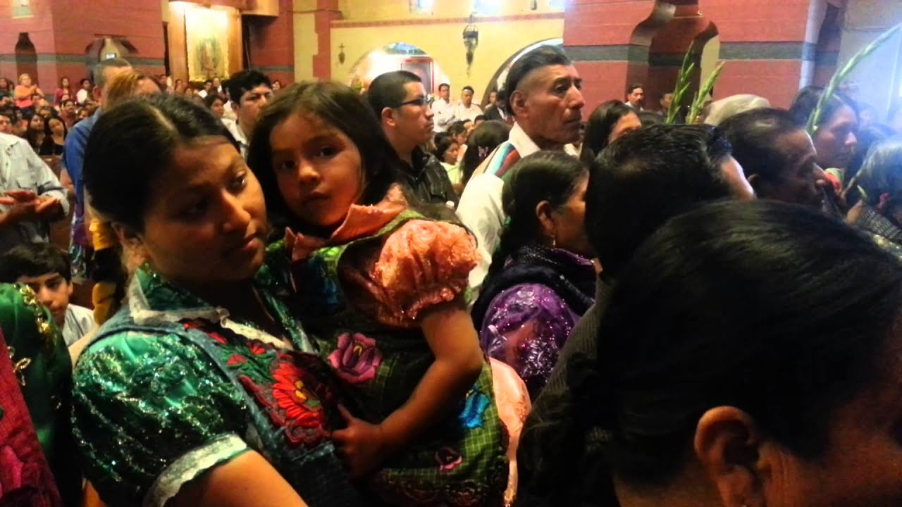 Padre vendiciendo comunida d SAN MARCOS TLAPAZOLA
